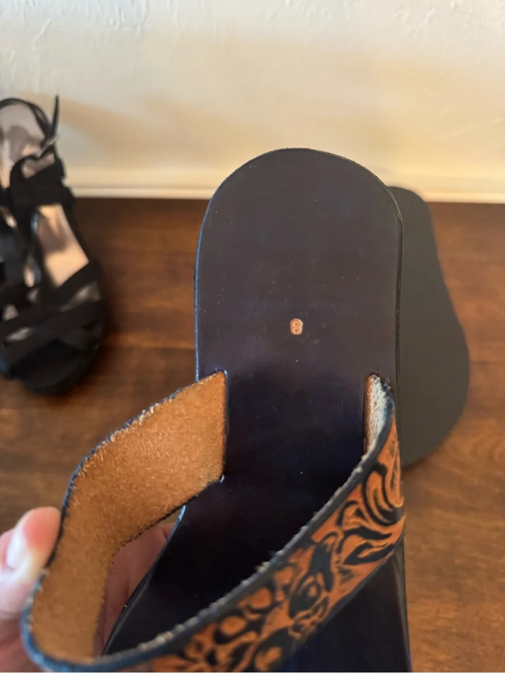 Women’s Handmade Black Leather Toe-Loop Sandals size 8
